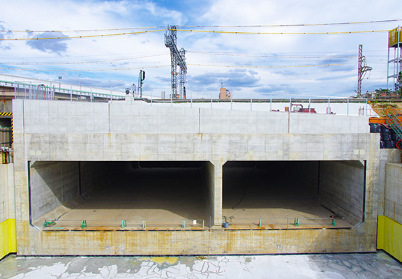 写真:大阪府道高速大和川線と南海本線との立体交差工事に伴う土木工事